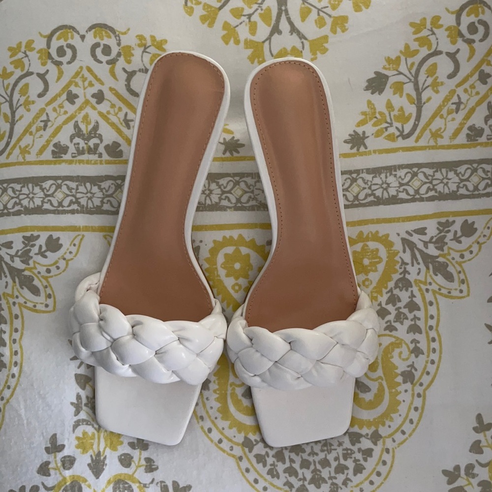 💙NWOT white square toe heel